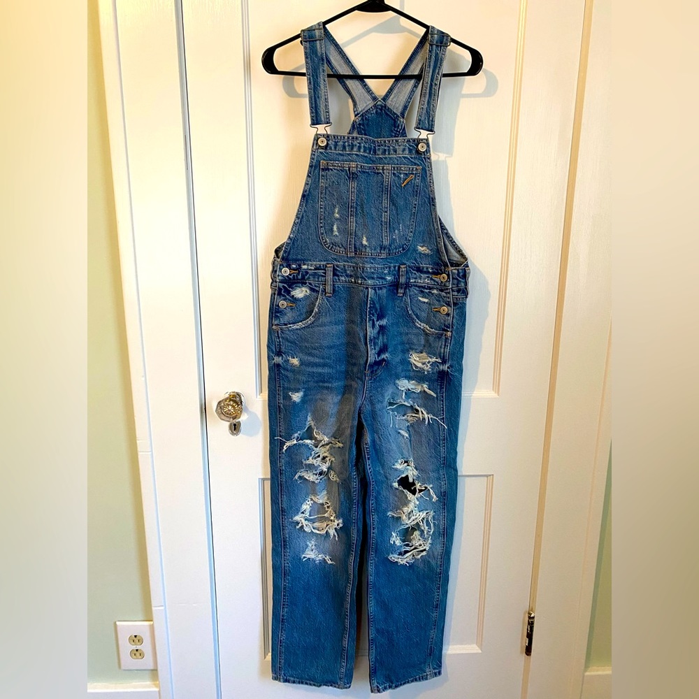 American Eagle women’s overalls. Size Medium. Slightly baggy, ripped legs.